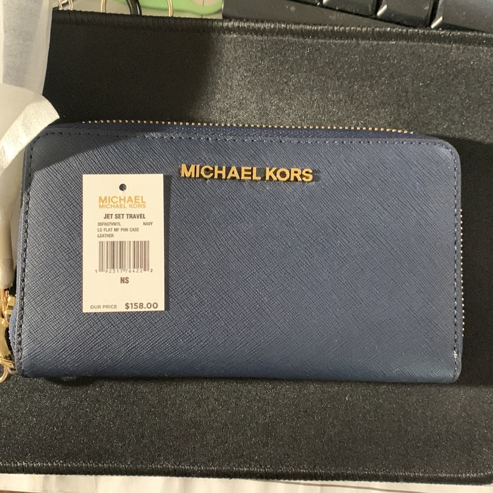 Michael Kors Zip Phone wallet NWT Price firm